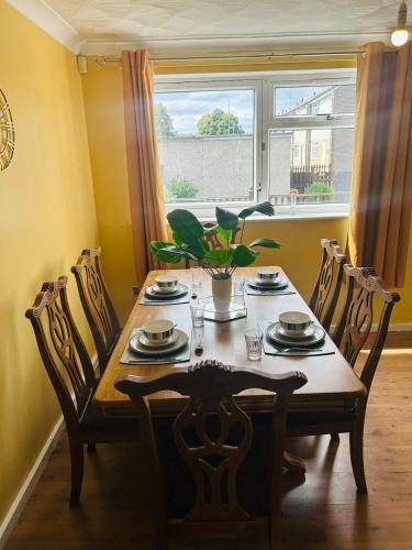 Leeds House | Spacious, 3 double bedroomed, free parking, 9 mins Elland Rd, nr Leeds City Centre