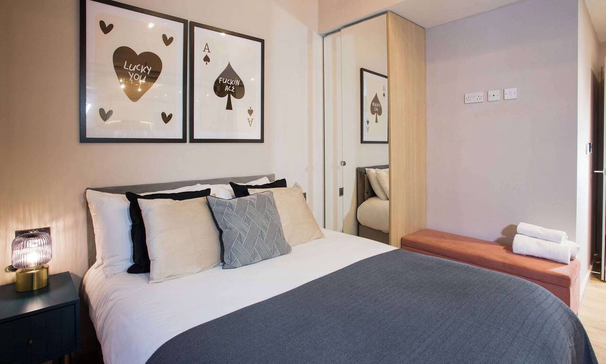 Chinatown Apartment | Spacious 3-Bed Retreat | Modern & Central | AC Inc