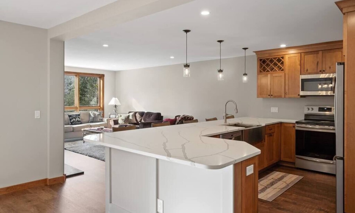 West Dover House | Spacious 3 Level 3BR+3Bath Townhouse w/Fireplace