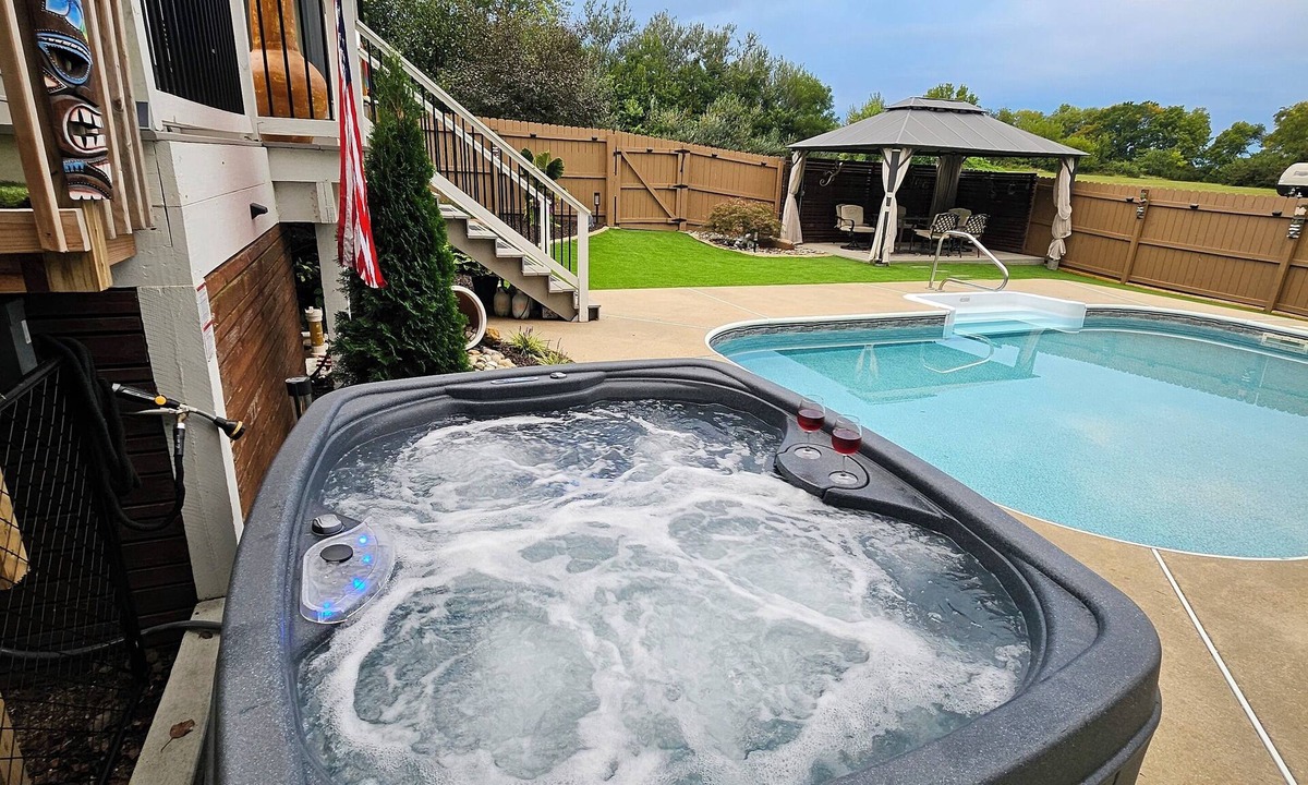 Olathe House | Spacious 3600 sq ft Home-Hot Tub-Pool-Game Room & 3 Acres of Privacy - Sleeps 14