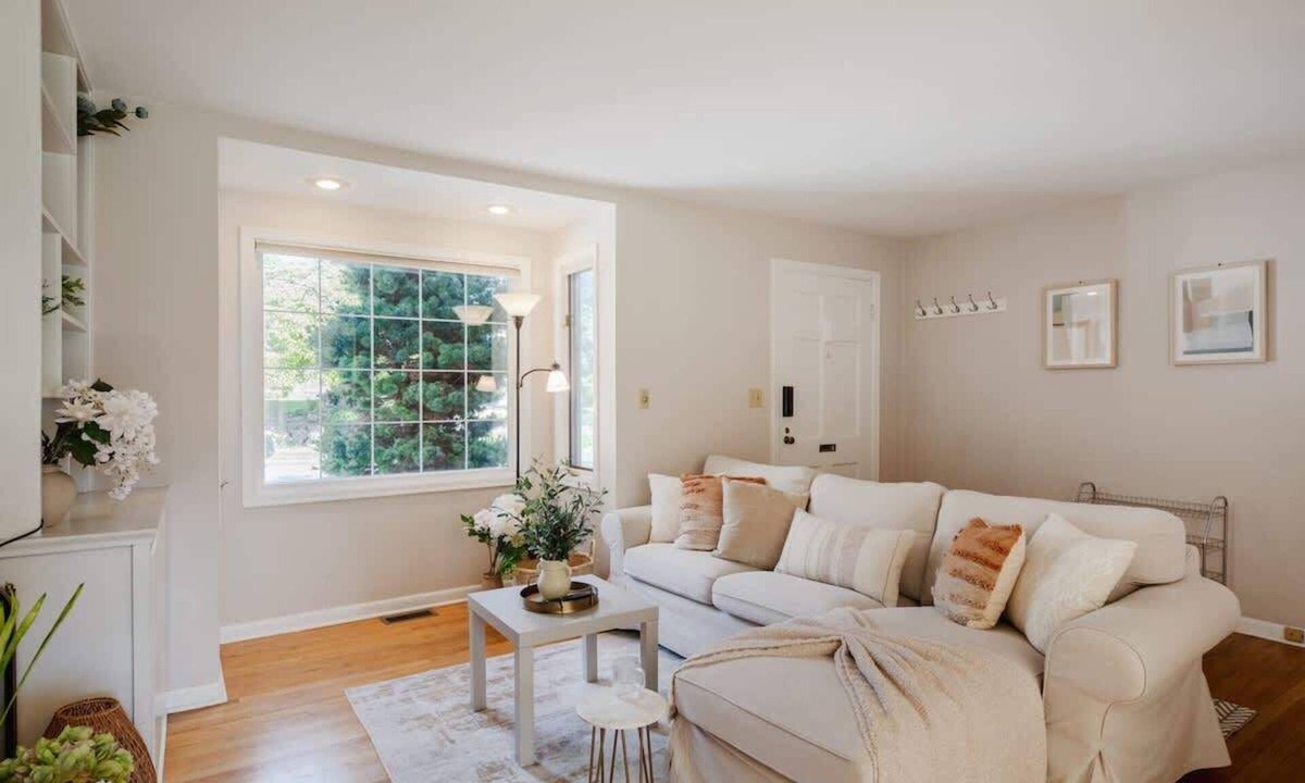 Wedgwood House | Spacious 3B2B Retreat | Near UW & U Village