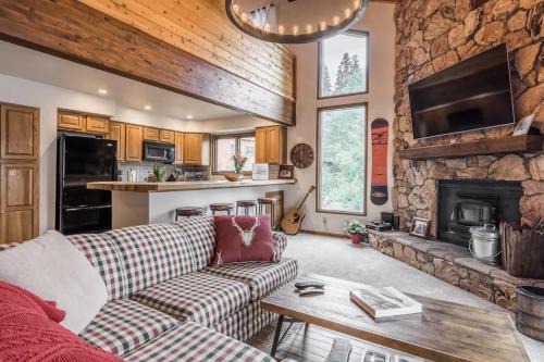 Mammoth Lakes House | Spacious 3BD & Loft Villa - Convenient to Slopes