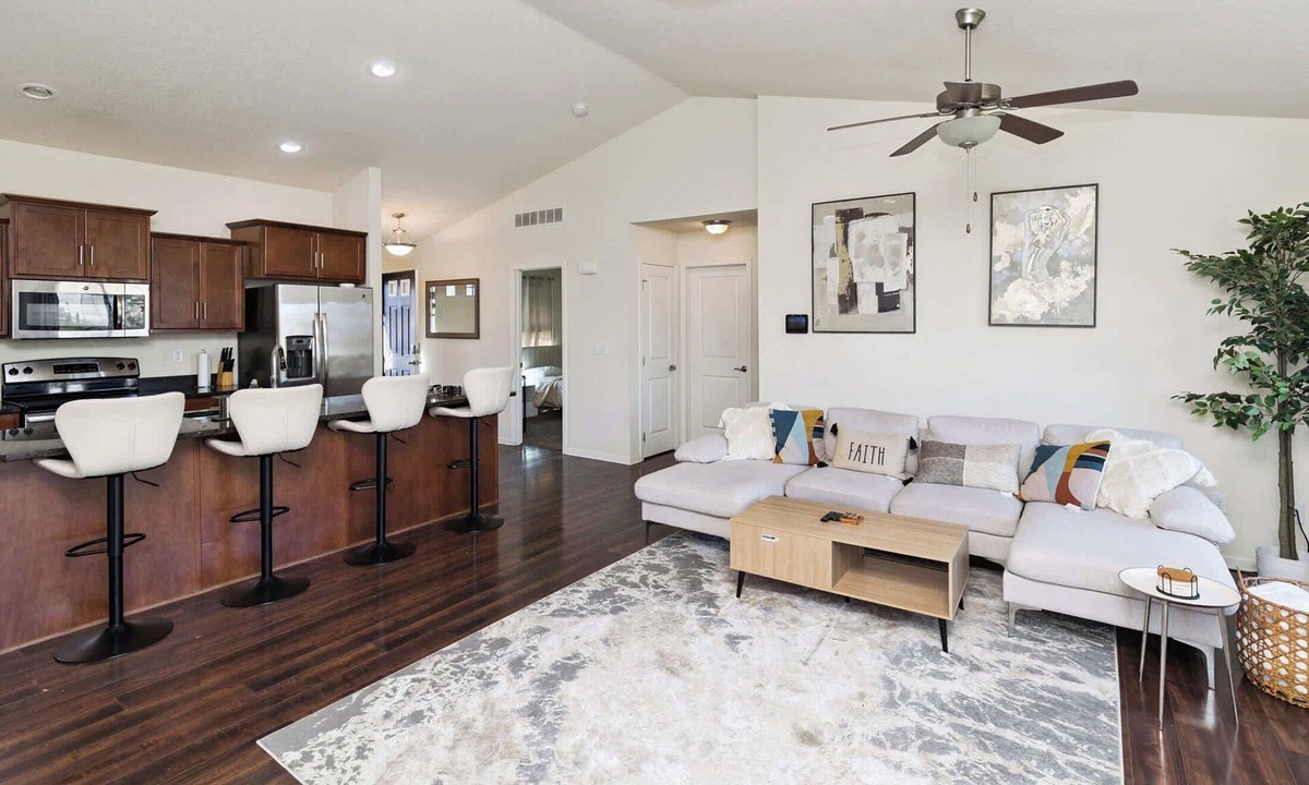 Berwick House | Spacious 3BR/2BA Getaway in Des Moines