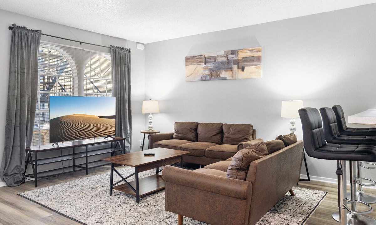 North University Apartment | Spacious 3BR/2BA next to UT 6978