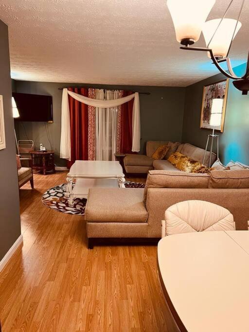 Herndon Villa | Spacious 3Br 2Bth by Dulles Airport, Reston Metro, INOVA and close to Washington DC