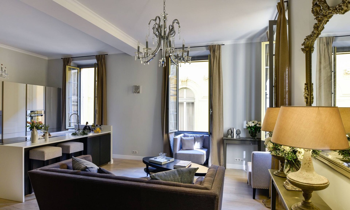 Old Town Apartment | Spacious 3BR/3BA Apartment in Old Town Nice 2-Min Walk to Beach Full A/C