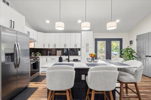 Belvedere Park House | Spacious 3BR 3BA Home Modern Renovation