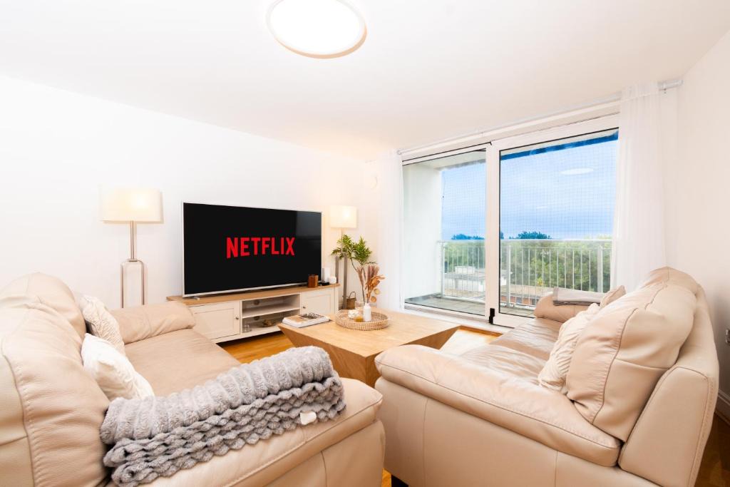 London Borough of Hounslow Apartment | Spacious 3BR Apartment with River View & Terrace, Families Only