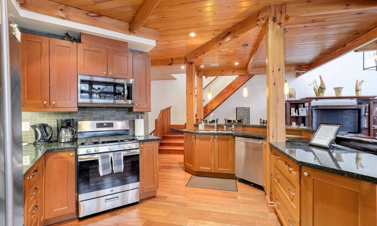 Craigleith House | Spacious 3BR Home w/Hot Tub, Parking & Pool Access
