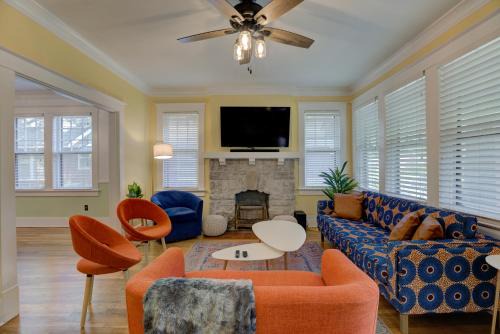 Cooper-Young Historic District House | Spacious 3BR Cooper-Young Bungalow - Sleeps 8 - Walkable to Dining - Easy Access to Downtown - Parking