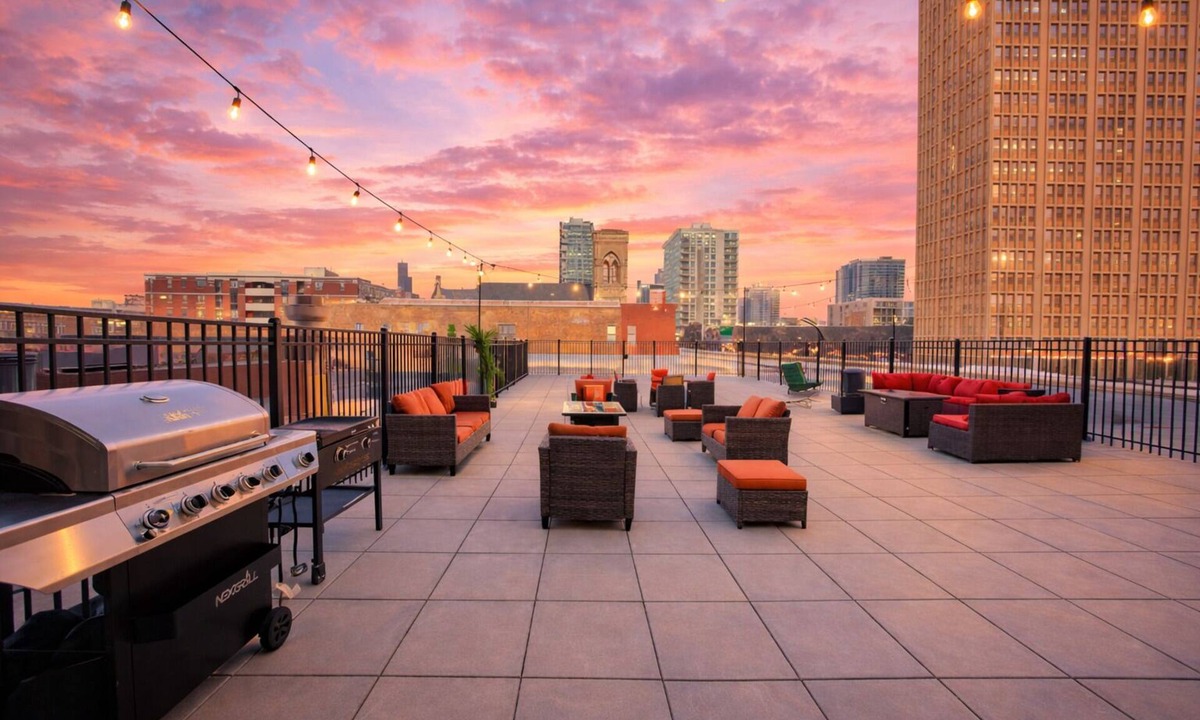 Near South Side Apartment | Spacious 3BR Corner Family Oasis Near McCormick Place & Soldier Field