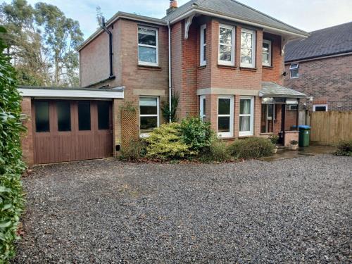 Netley House | Spacious 3BR Home with Garden & Parking