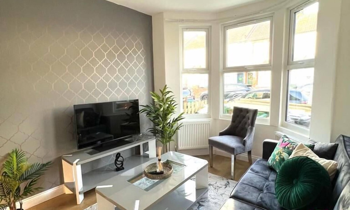 Watford House | Spacious 3BR House - Contractors, Hospital,