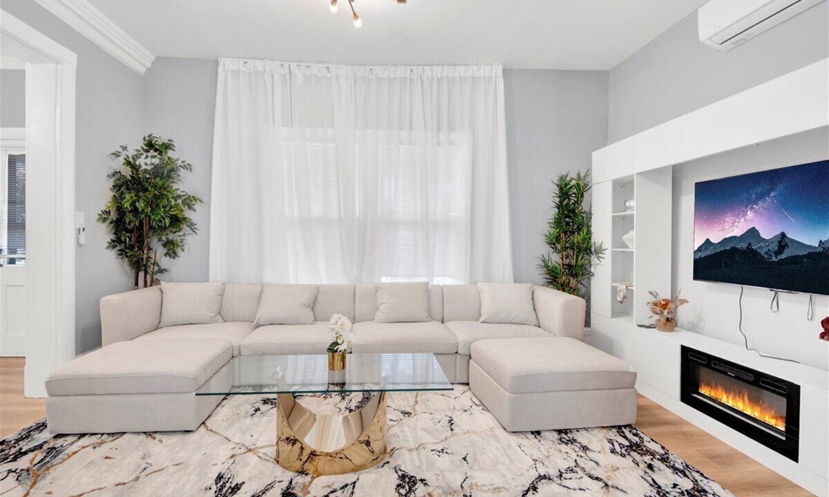 Bryn Mawr House | Spacious 3BR House Game Room Pool Table & Gazebo Ideal for Groups