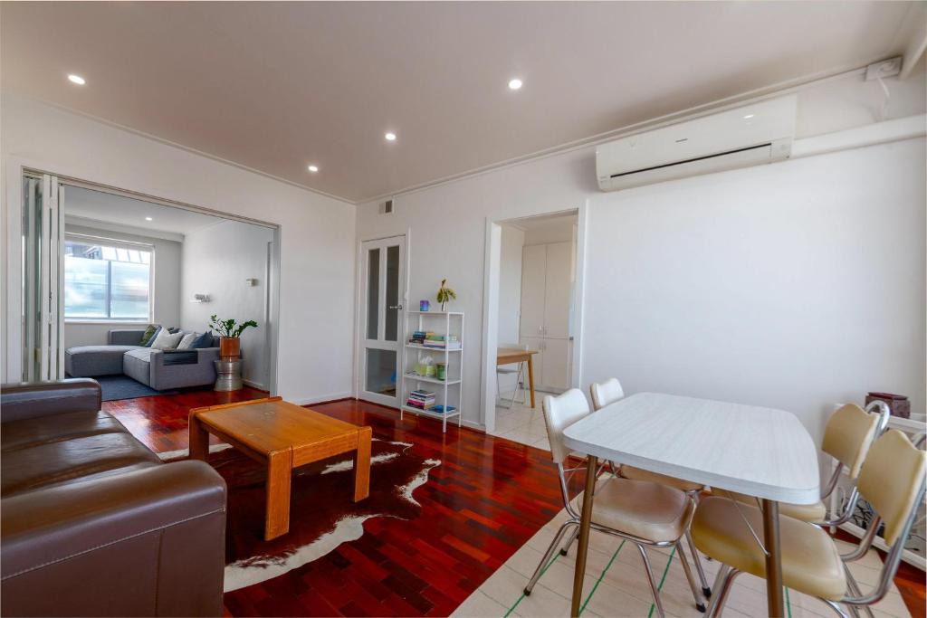Balaclava Apartment | Spacious 3BR Near St Kilda - Free Parking