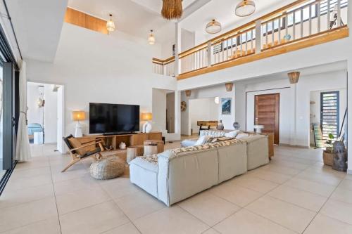 Paea House | Spacious 3BR Oceanfront Retreat Paea Tahiti