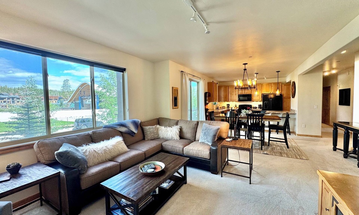 Winter Park Condo | Spacious 3BR, Perfect Downtown location w/Pool, Hot tub, & Shuttle Access