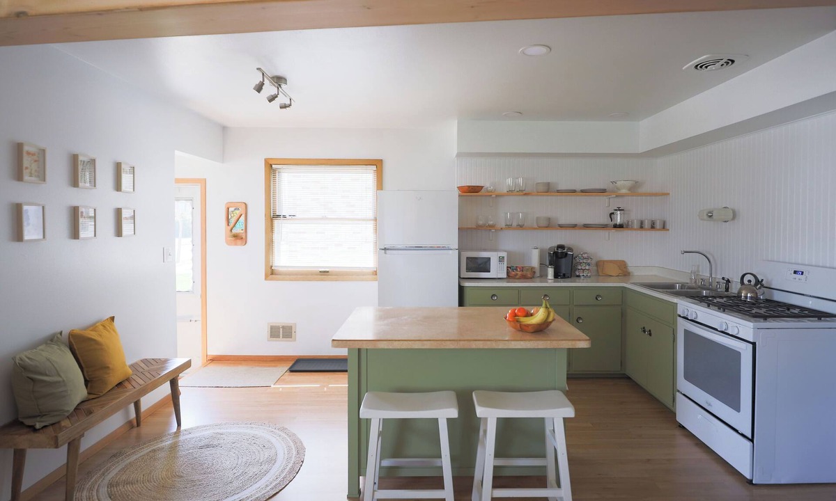 Milwaukee House | Spacious 3BR Ranch Retreat Open-Concept Living Family-Friendly Comfort