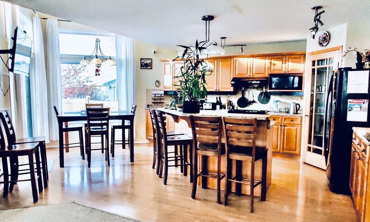Northeast Edmonton House | Spacious 3BR Retreat w/Hot Tub Ravine | Sleeps 9