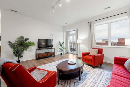 Near South Side House | Spacious 3BR Urban Getaway w Gym
