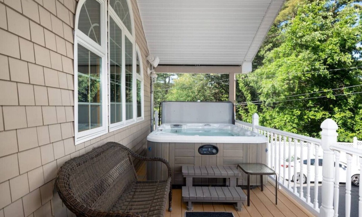 Ocean Park House | SPACIOUS 4 BD | SLEEPS 10 | HOT TUB | OUTSIDE AREA
