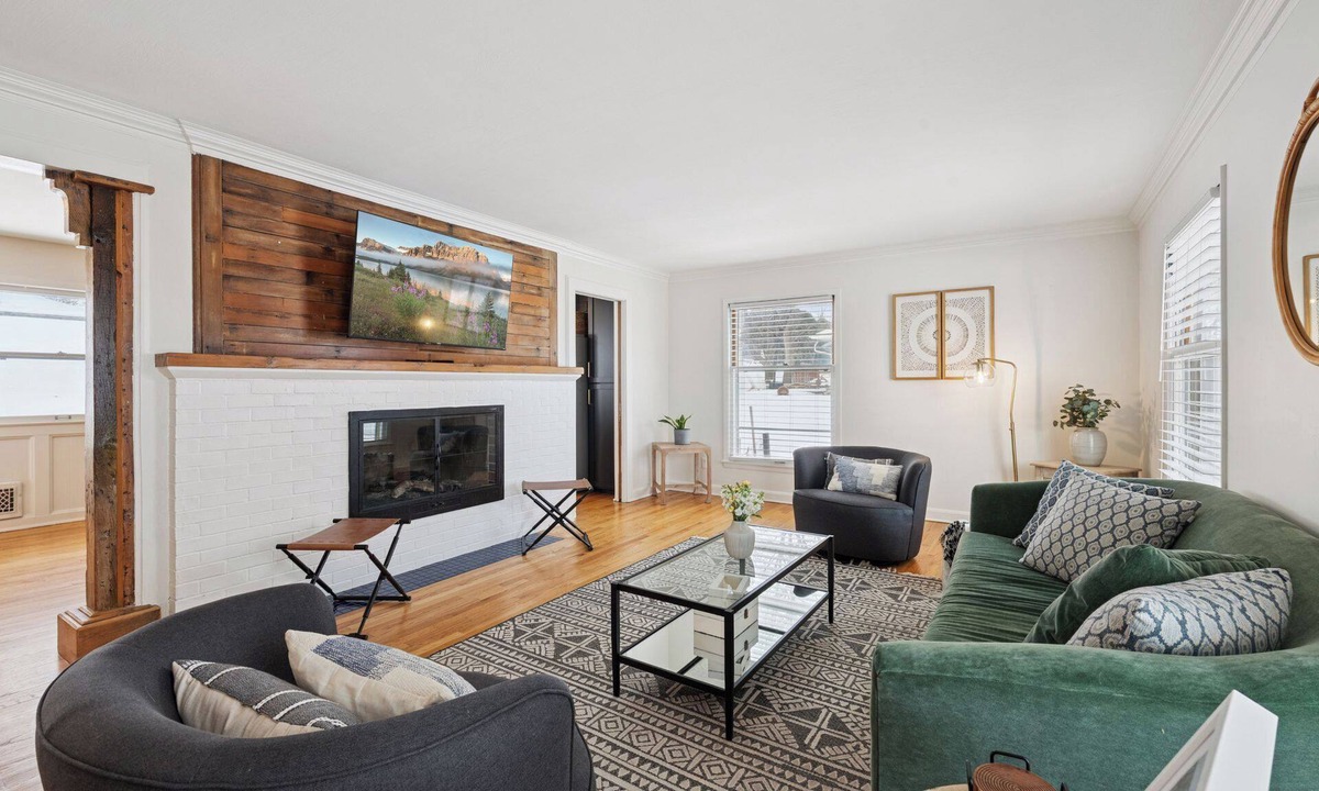 Edina House | Spacious 4 bed, 3 bath home near Minneapolis