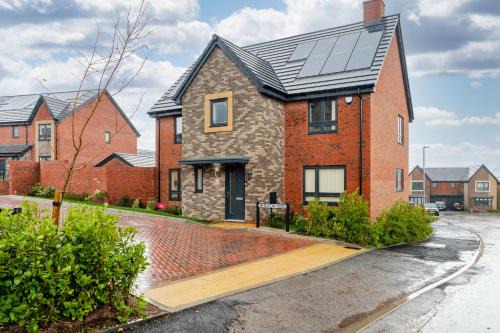 Stoke Gifford House | Spacious 4-Bed Contractor Home in Stoke Gifford, Bristol, with access to Bristol Parkway, free parking, and Wi-Fi