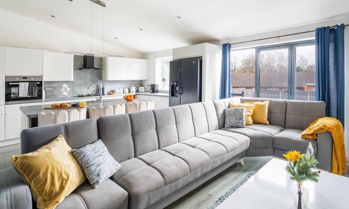 Hemel Hempstead House | SPACIOUS 4 BEDROOM WITH FREE PARKING FOR CONTRACTORS AND BUSINESS TRAVELERS