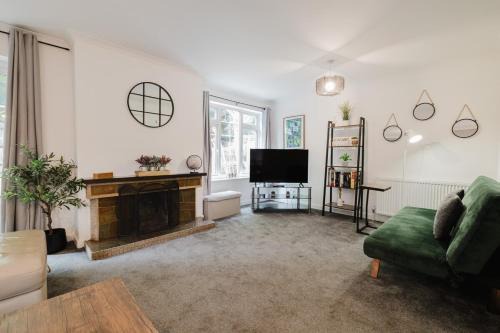 Great Houghton House | Spacious 4-Bed Home with Free Parking