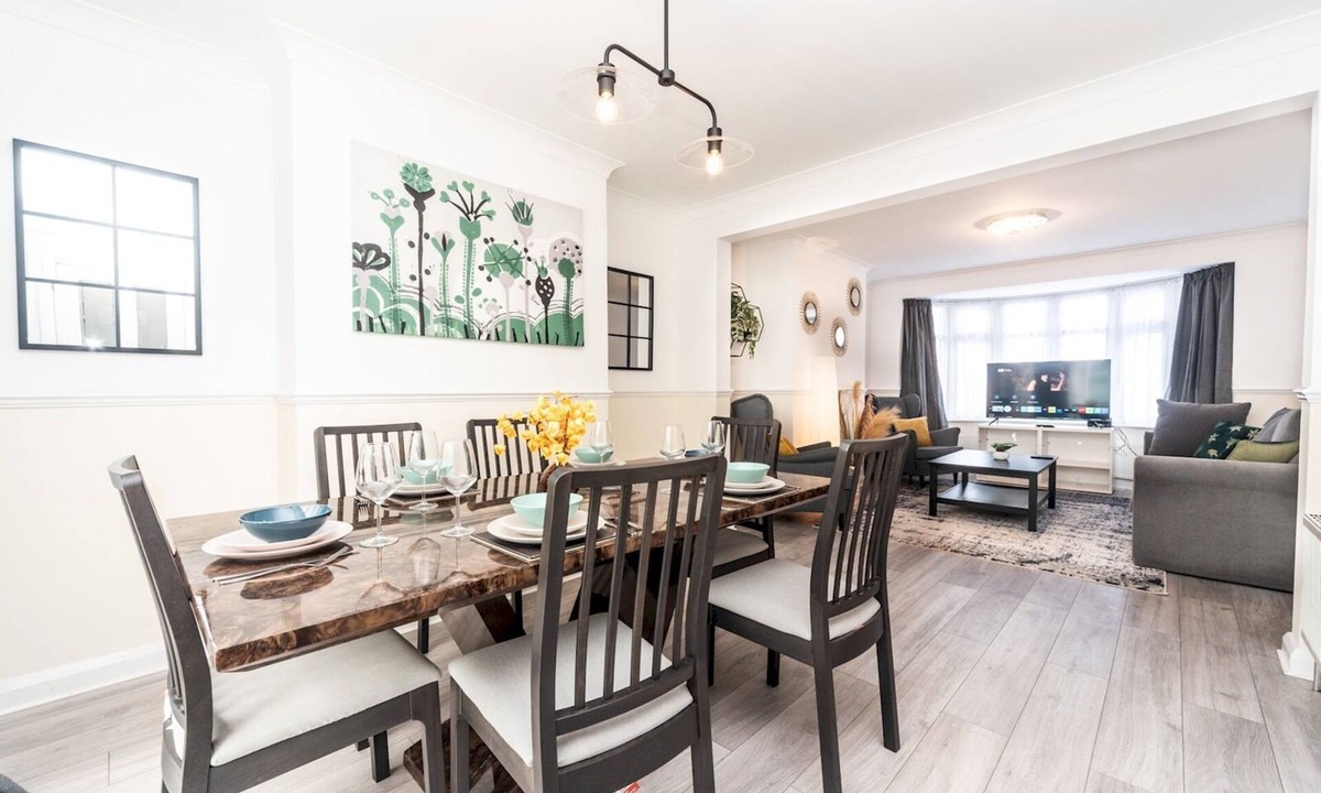 Barnehurst House | Spacious 4 Bed House Free Parking Near Station - Pass the Keys
