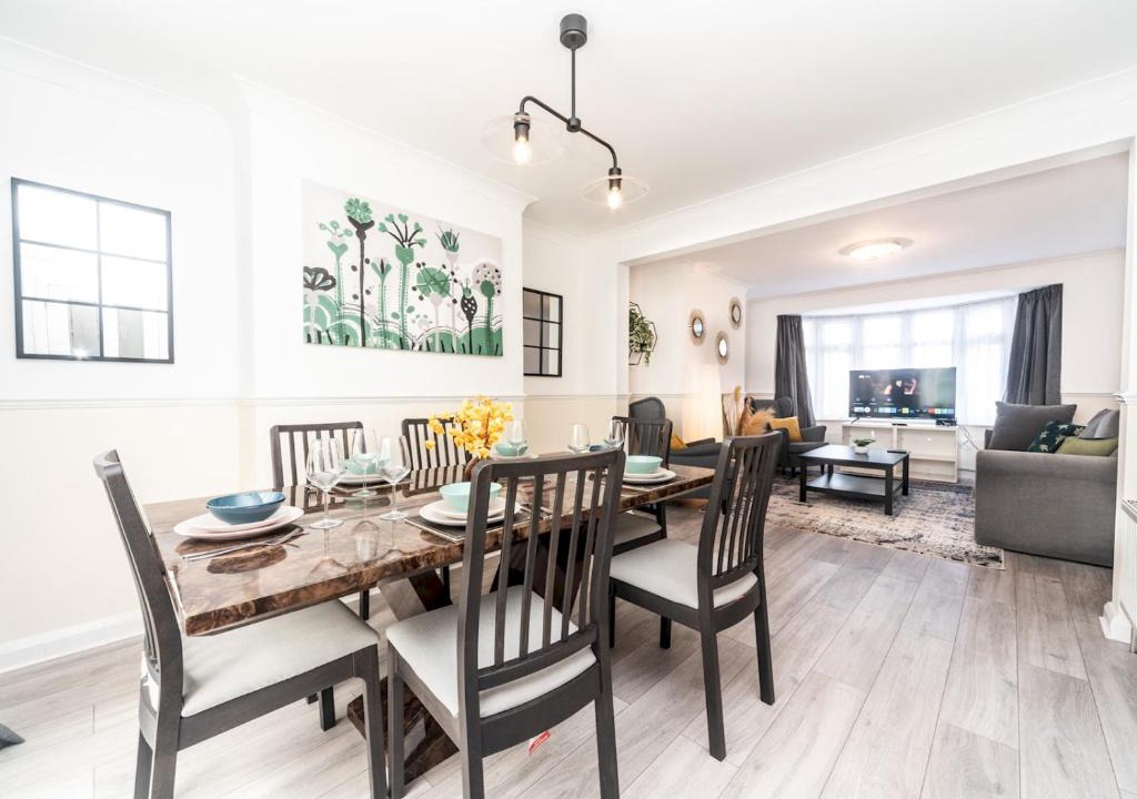Barnehurst House | Spacious 4 Bed House Free Parking Near Station - Pass the Keys