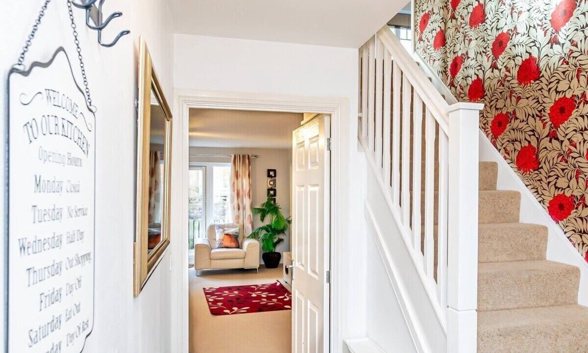 Tilehurst Apartment | Spacious 4 Bed house with parking and garden