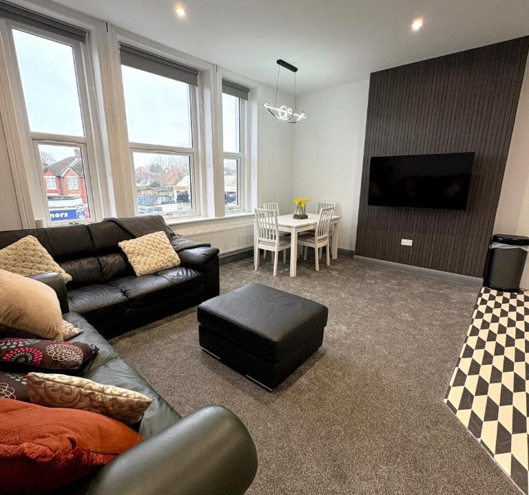 Bournemouth Apartment | Spacious 4 Bed Retreat, 2 Bath, Sleeps 8 plus 2, Beach, Bars, Dinning, Shops, Golf, for Groups, Contractors or Families