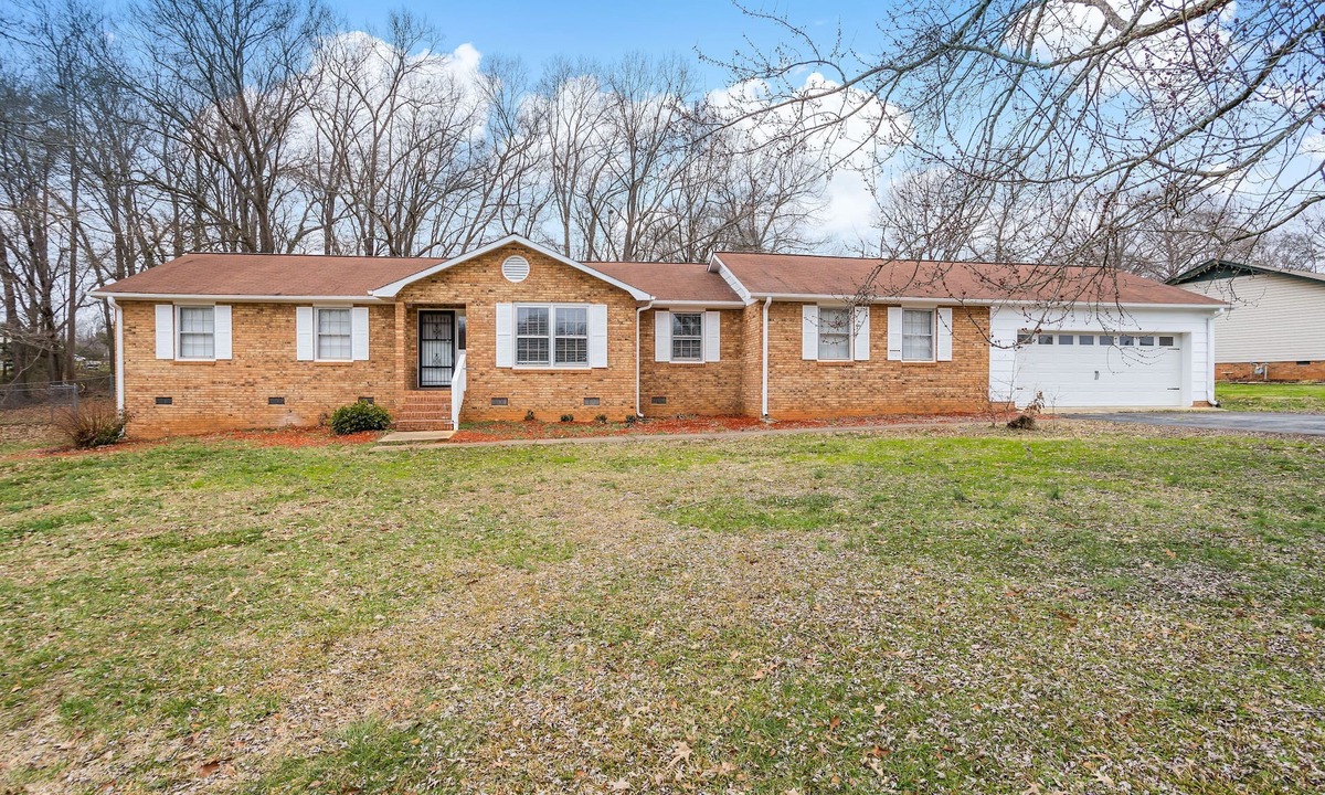 Valley Falls House | Spacious 4-bedroom house in serene Boiling Springs with AC