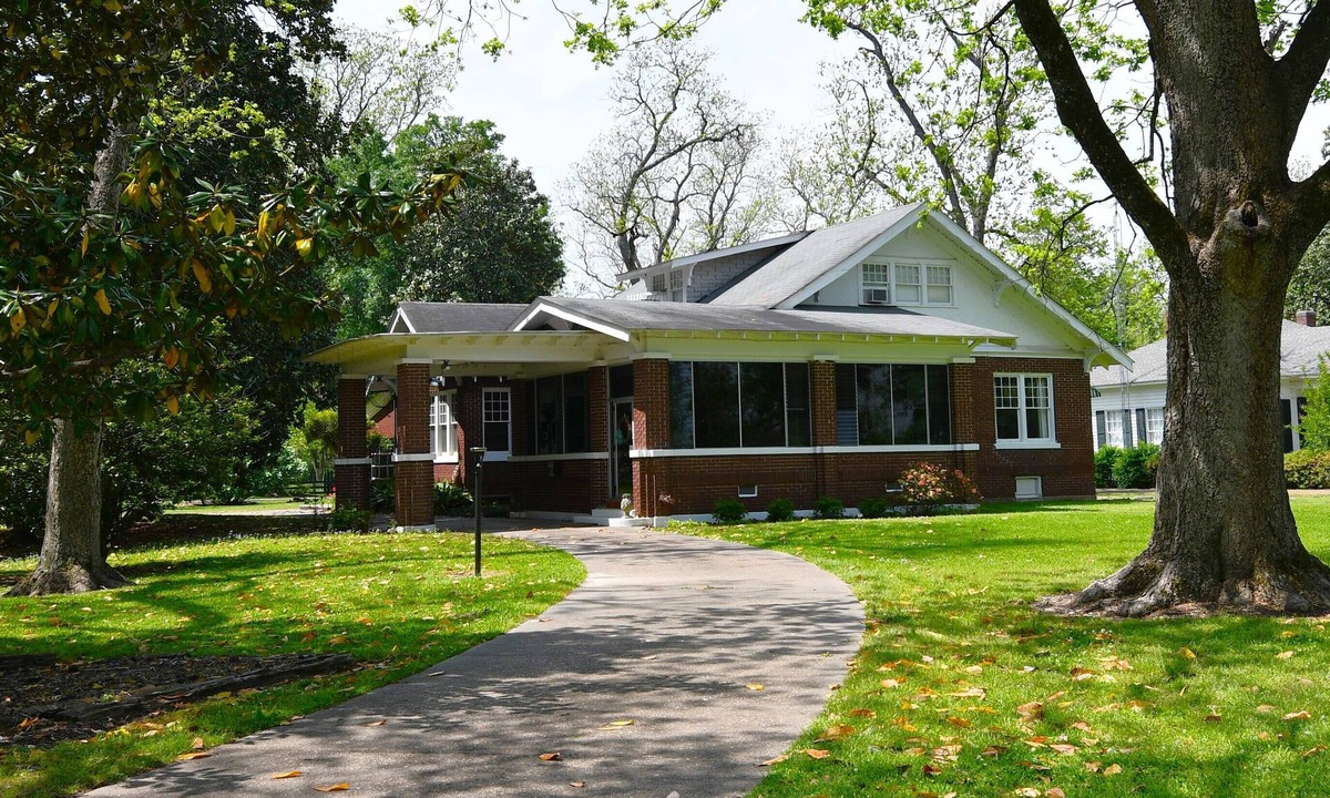 Lake Providence House | Spacious 4-bedroom house with WiFi and lake views in historic Lake Providence