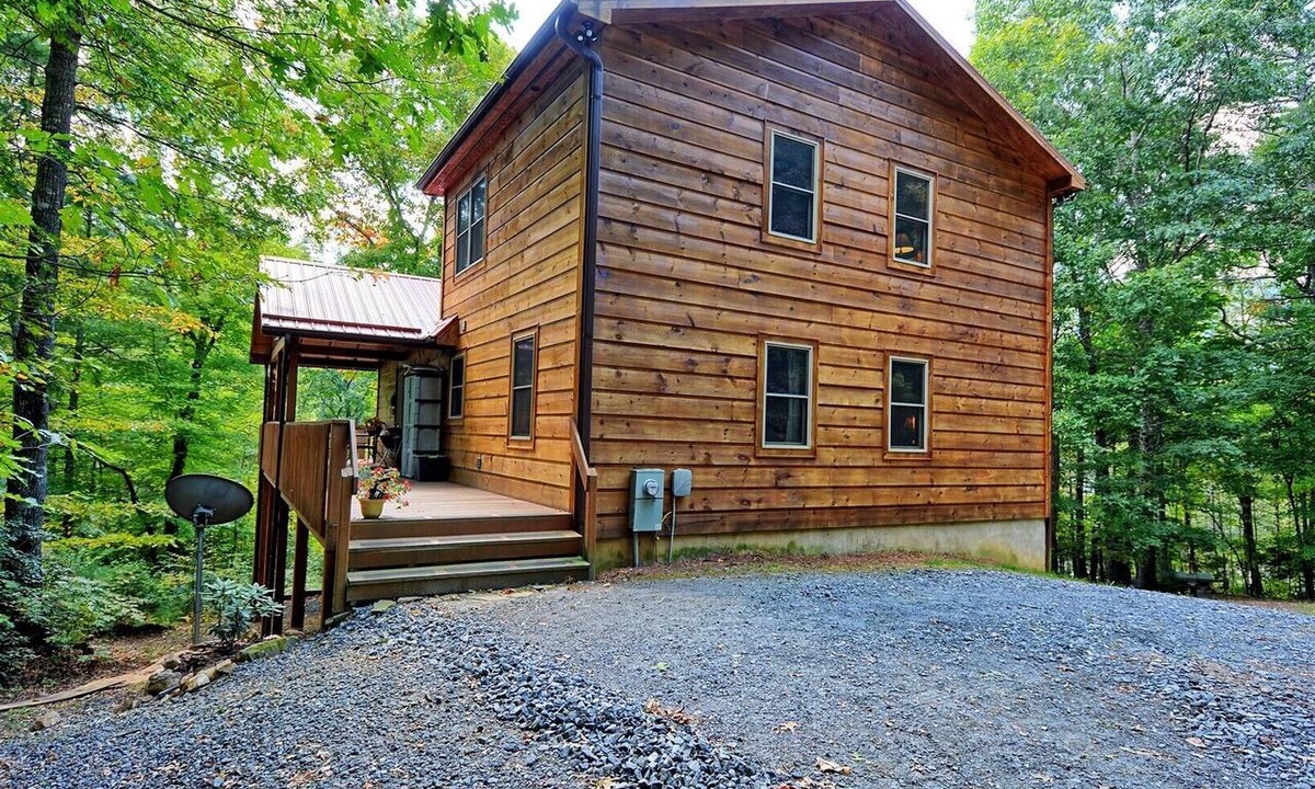 West Jefferson Cabin | Spacious 4 Bedroom Cabin in West Jefferson, NC, perfect for family getaways!