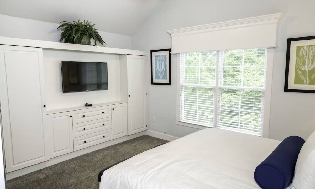 Lackey Resort | Spacious 4 bedroom Estate at Kings Creek close to Water Country USA