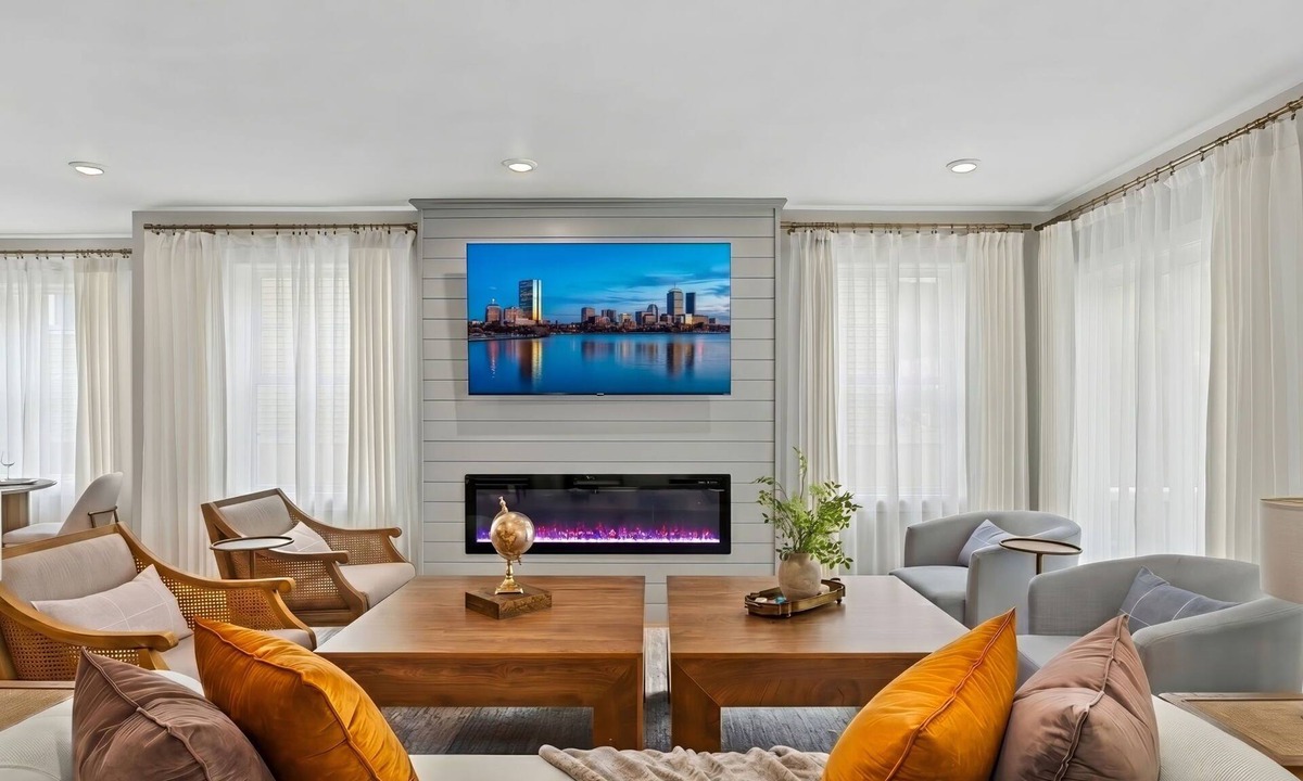 Winter Hill House | Spacious 4-bedroom 4-bath house with parking, game room, outside lounge and AC