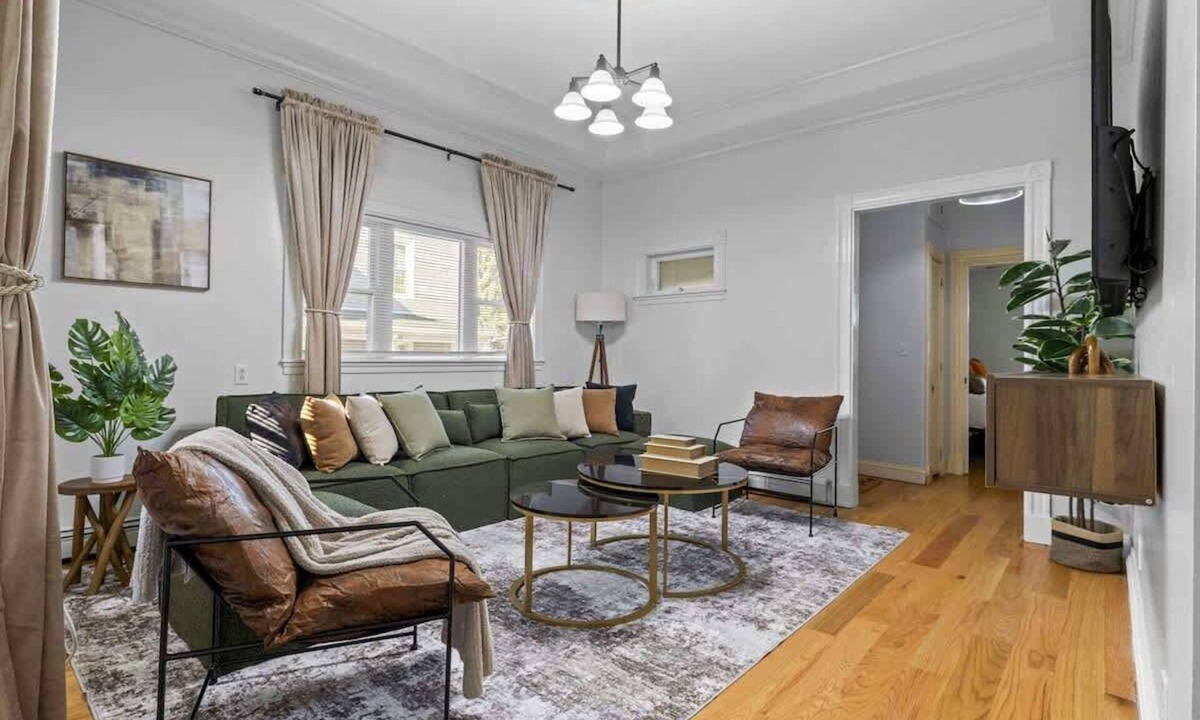 East Somerville Apartment | Spacious 4-bedroom apartment Somerville