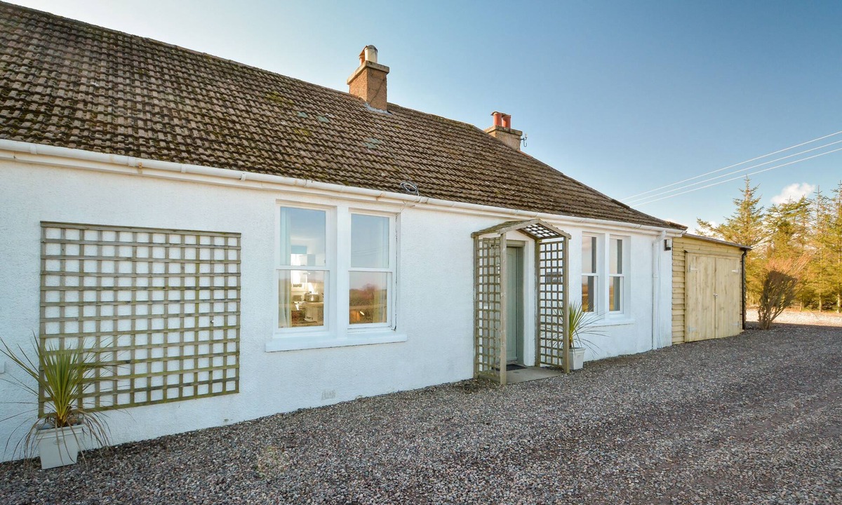 Anstruther Cottage | Spacious 4‑Bedroom Crail Cottage with En‑Suites, Garden, Parking & Walk to Harbour & Sea