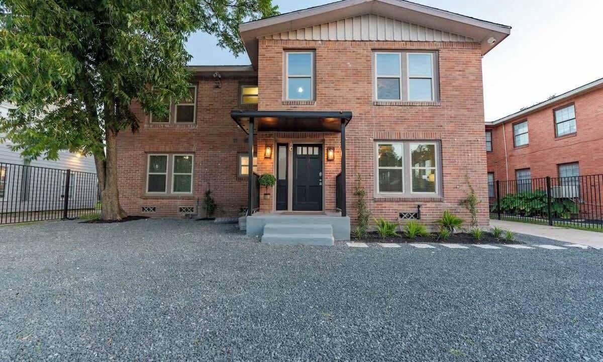 MacGregor House | Spacious 4-Bedroom Duplex in the Heart of Houston