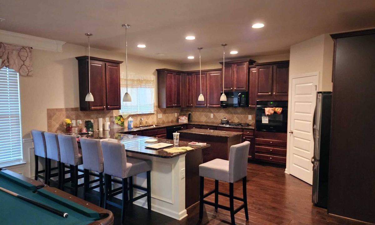 Covington House | Spacious 4-bedroom house with fitness room, WiFi in cool Covington