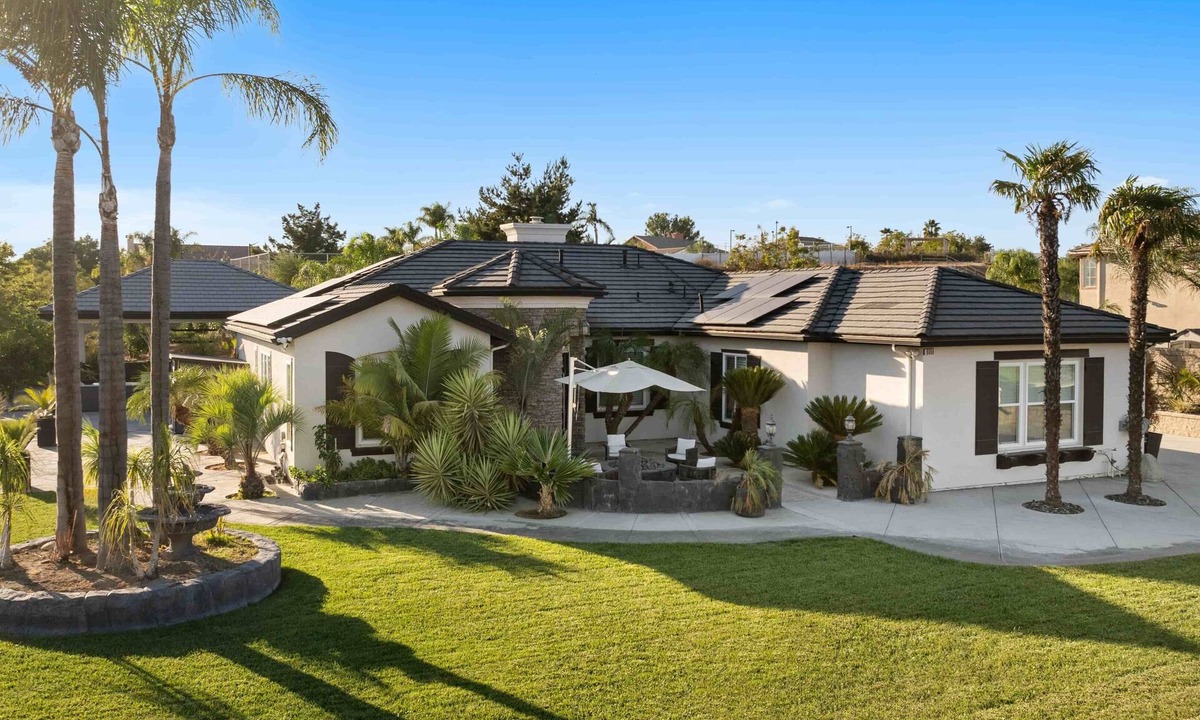 Estates at Canyon Crest House | Spacious 4-bedroom house in delightful Riverside with WiFi, AC