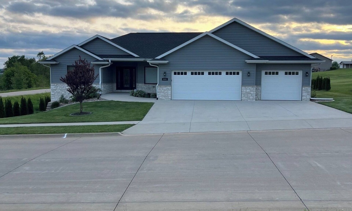Dubuque County House | Spacious 4-bedroom home in a beautiful neighborhood on the edge of town