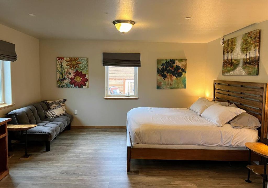 North Pole House | Spacious 4-Bedroom Home