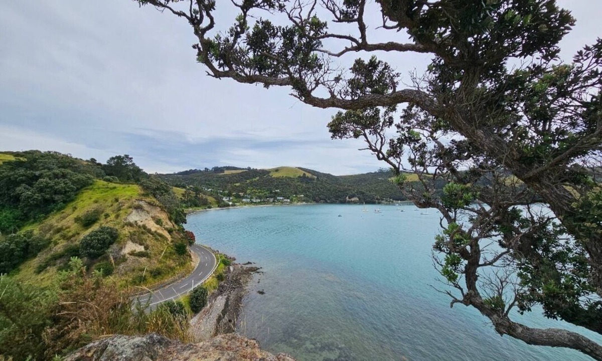 Te Kouma House | Spacious 4-bedroom house in beautiful Te Kouma with AC