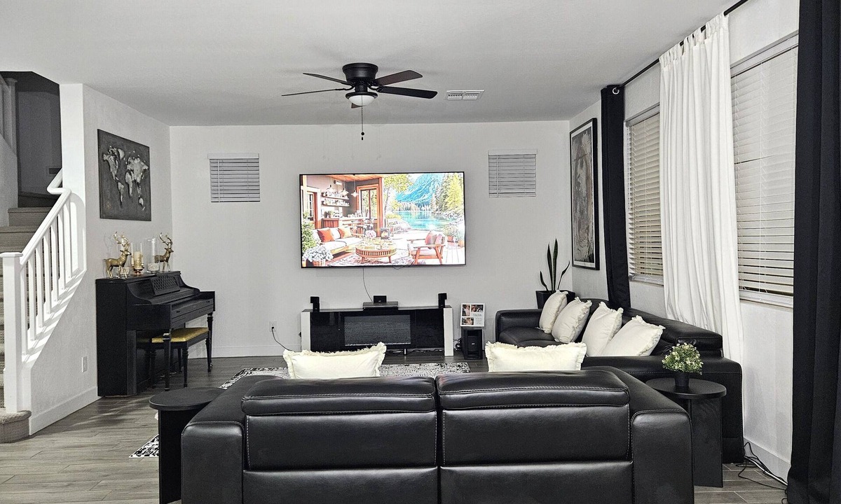 Glendale House | Spacious 4-bedroom house in Glendale with WiFi, 86-in TV, & 3-hole golf putting.