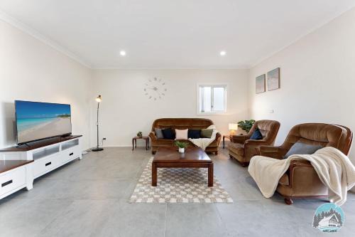 Guildford House | Spacious 4 Bedroom House Near Station & Parramatta