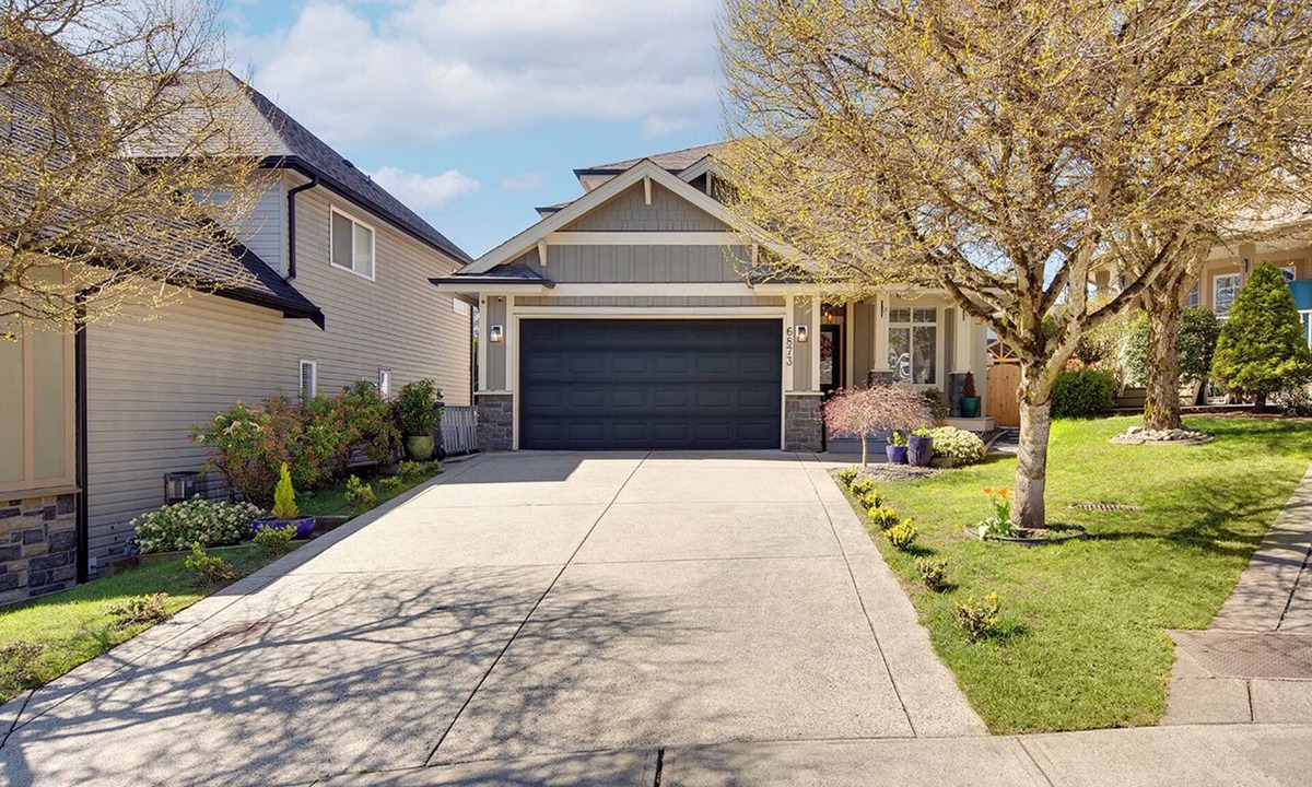 Willoughby House | Spacious 4-bedroom house Langley with WiFi, AC, 5 mins to 10 acre park