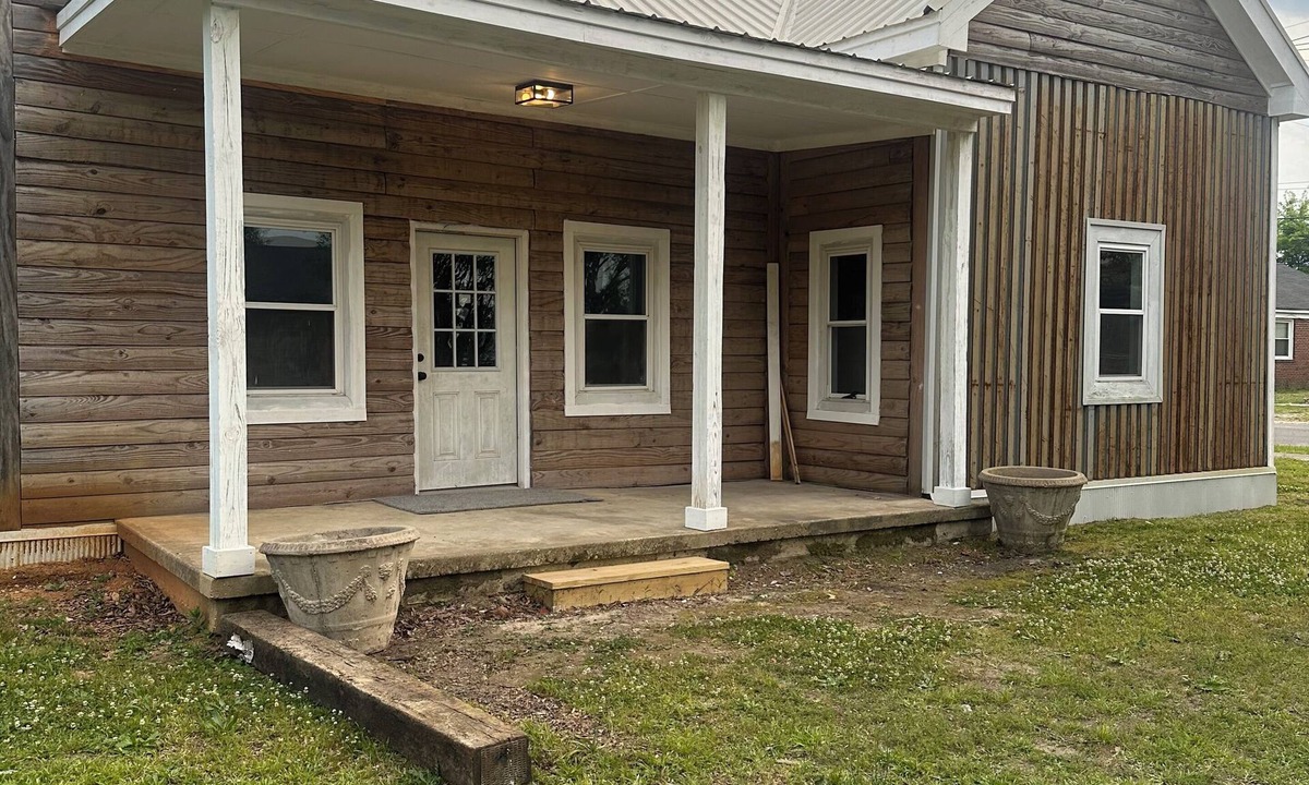 Corinth House | Spacious 4-bedroom house in quaint Corinth with ductless AC/heat in each room.